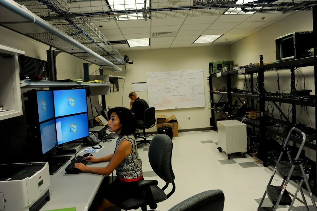 Ingénieurs au travail dans un laboratoire de recherche et développement