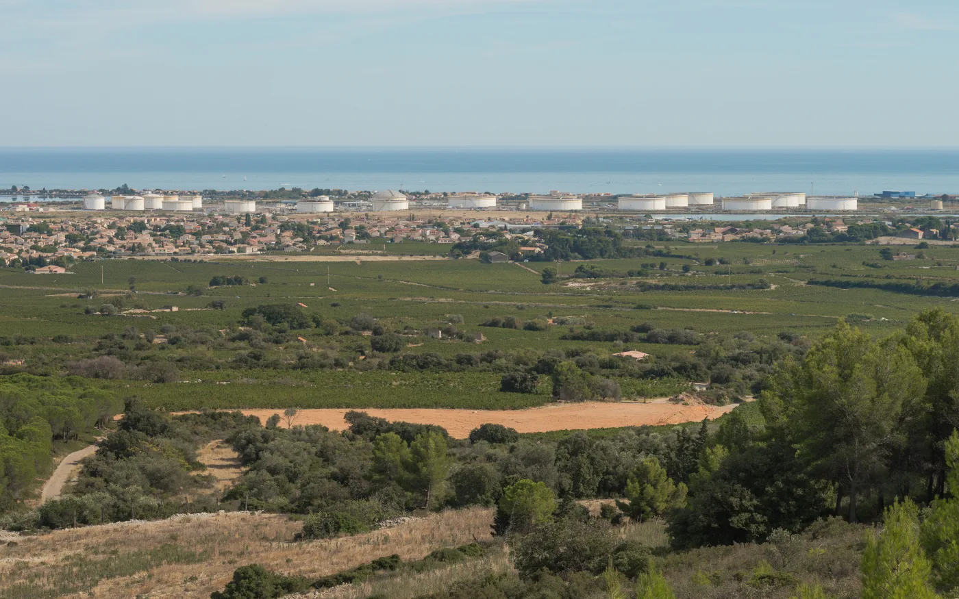 Dépôt pétrolier de Frontignan, site industriel classé, vue d'ensemble des réservoirs