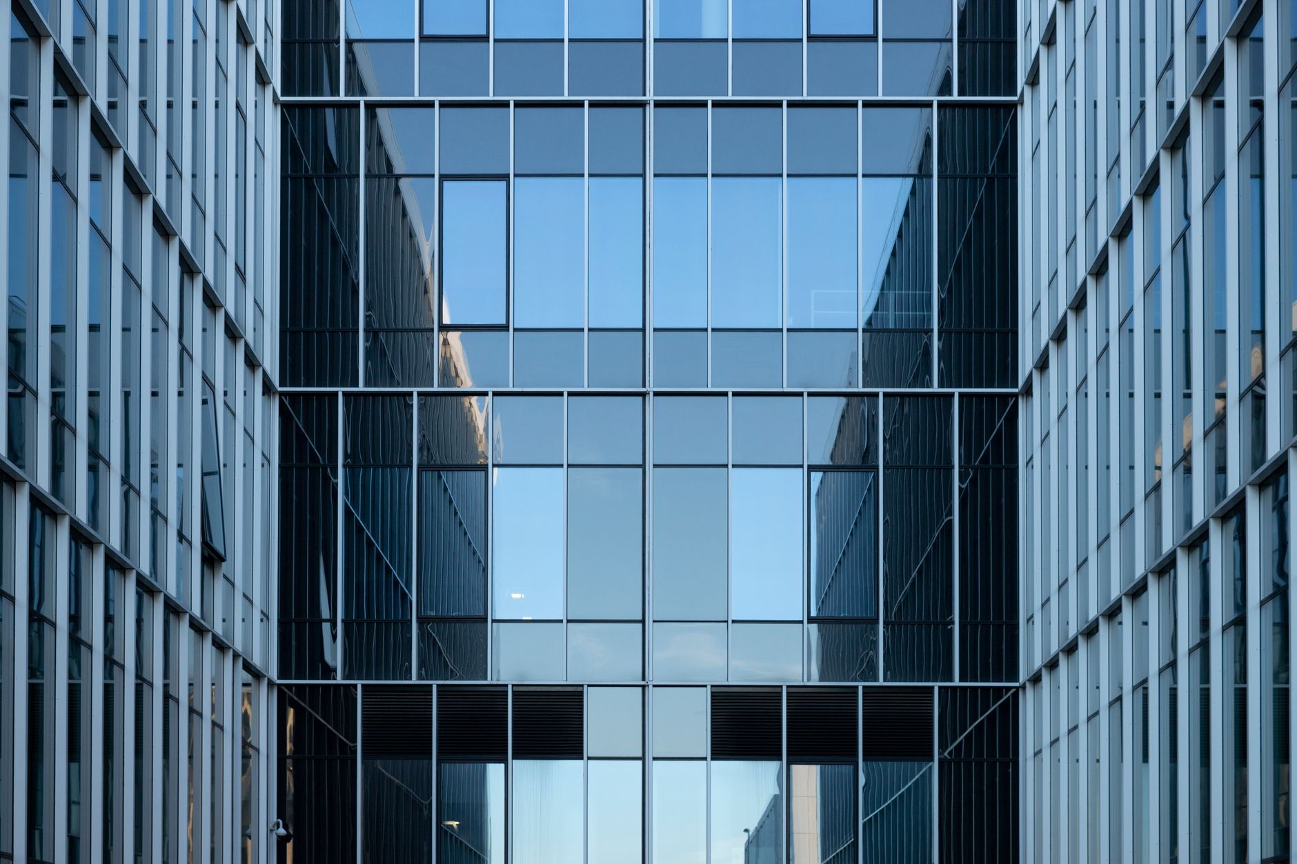 Façade vitrée d'un immeuble de bureaux moderne, utilisée comme adresse de domiciliation d'entreprise