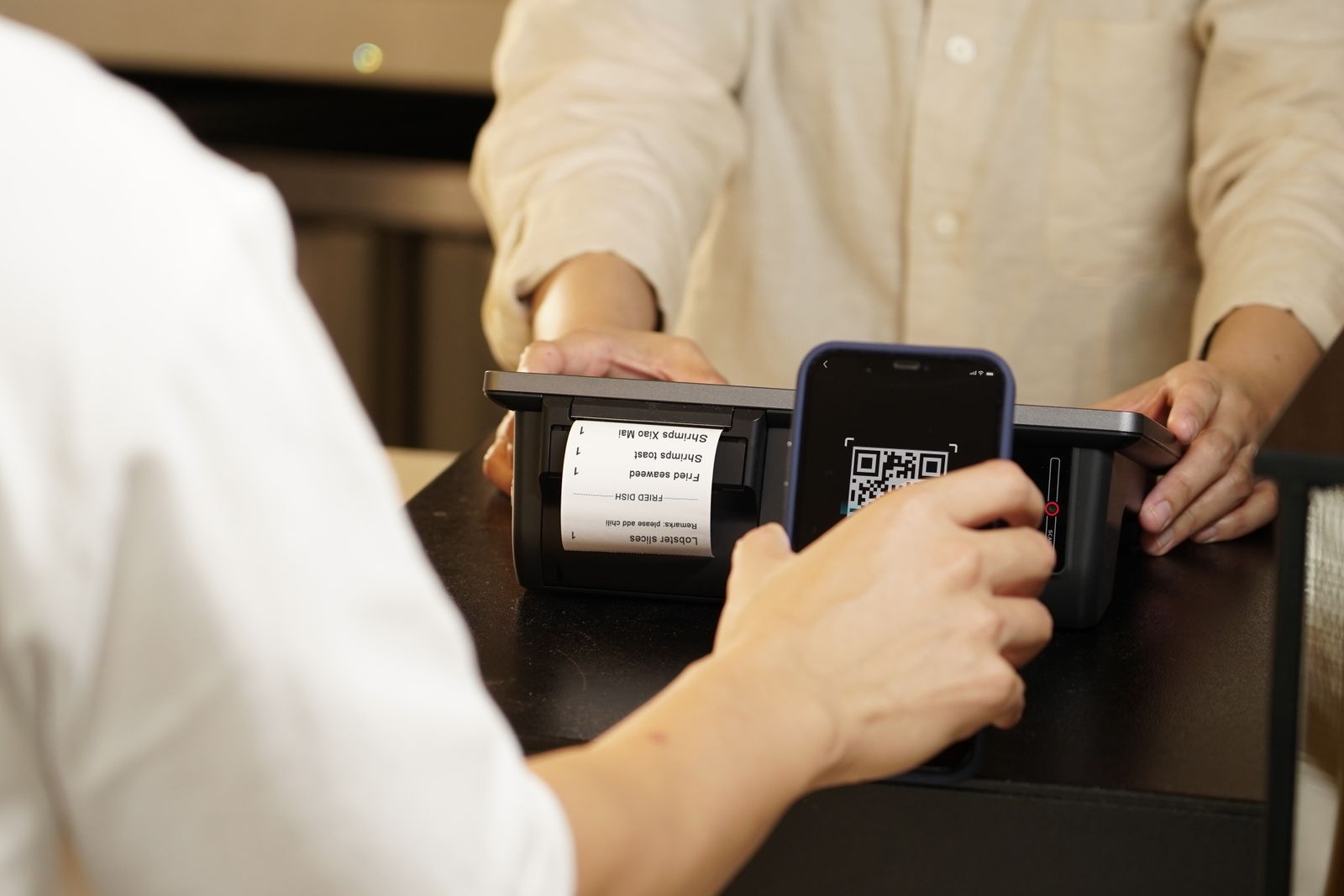 Personne scannant un ticket de caisse professionnel avec son smartphone