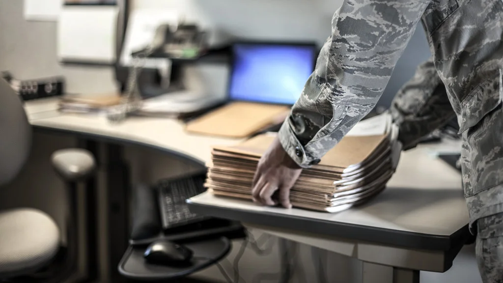 Documents administratifs empilés sur un bureau