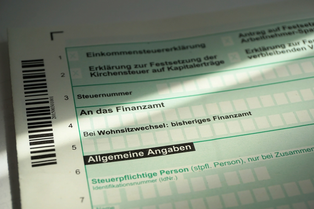 Bureau d'un expert-comptable specialise en fiscalite avec documents d'optimisation et ordinateur