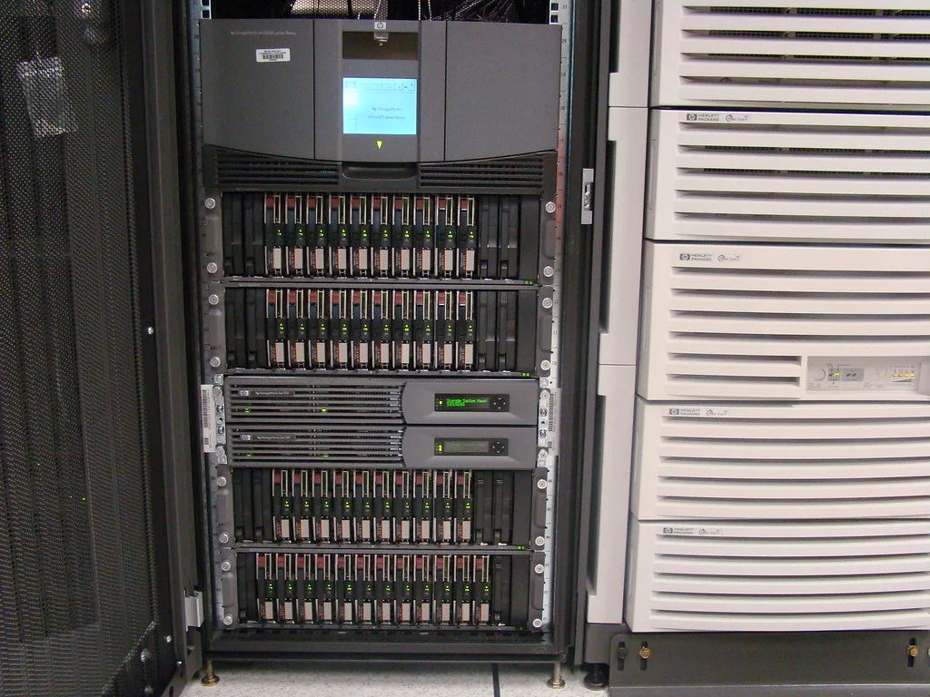 Baie de serveurs et équipements réseau, infrastructure informatique d'un site industriel