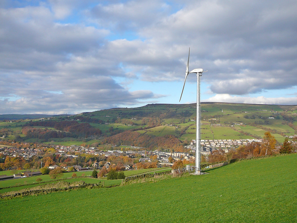 Éolienne en fonctionnement illustrant les emplois dans les énergies et la transition énergétique