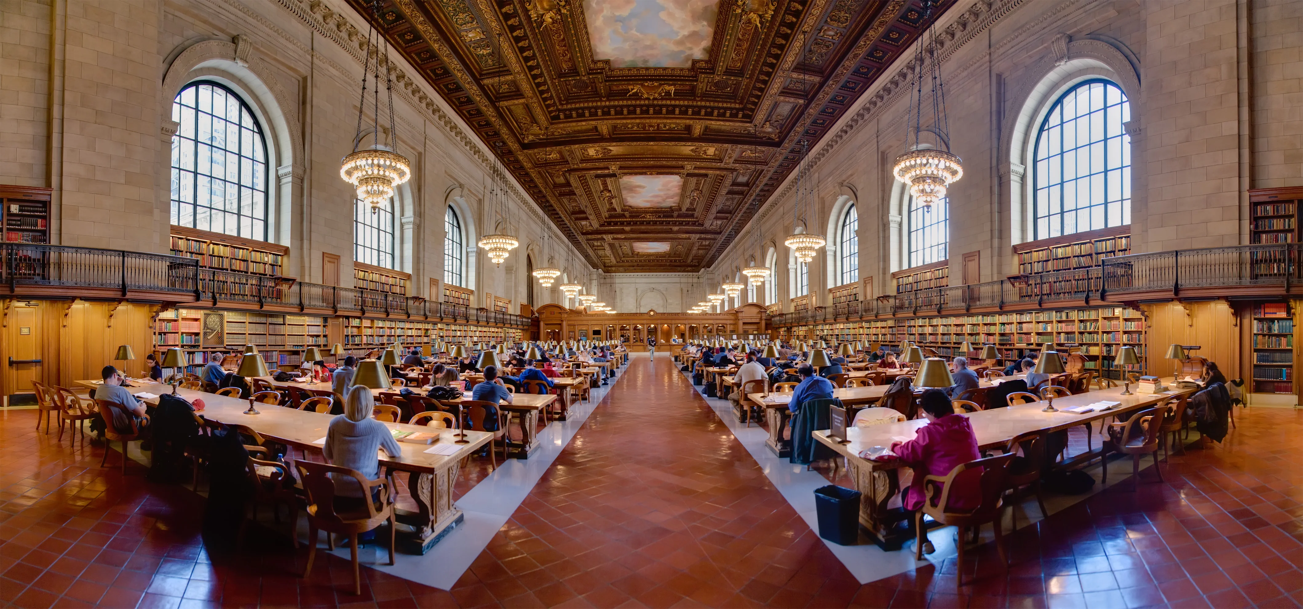 Salle de recherche d'une grande bibliothèque, postes de consultation documentaire