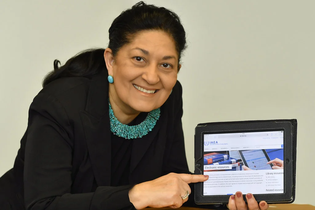 Professionnelle présentant une bibliothèque de ressources techniques numériques sur tablette